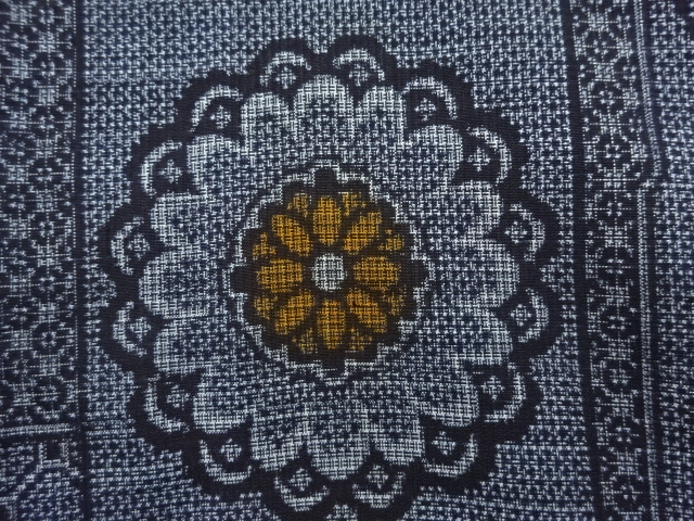 アンティーク　華紋に抽象模様織り出し本場正藍泥染大島紬着物(割り込み絣)